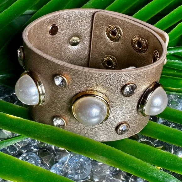 Elegant Gold and Pearl Studded Bracelet - Picture 1 of 7